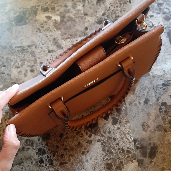 Guess purse - Picture 3 of 5